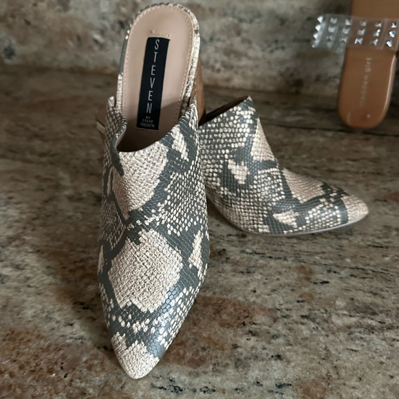 2 pairs of Steve Madden shoes, both are size 8 - Picture 4 of 5